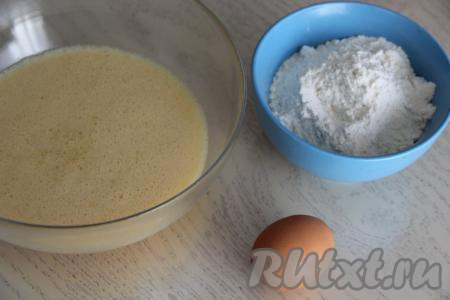 Медово-сметанную массу перелить в достаточно объёмную миску, дать немного остыть (полностью остужать не нужно, масса должна быть тёплой).