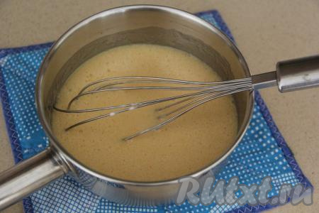 Добавить сметану с содой в сотейник и интенсивно перемешать (до однородности). Медово-сметанная масса посветлеет и начнёт подниматься, убрать с огня.