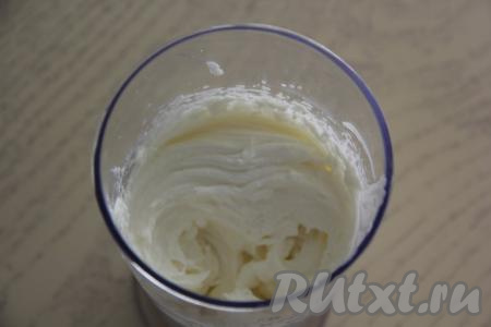 Взбить творожно-сливочную начинку до равномерности и стойких пиков.