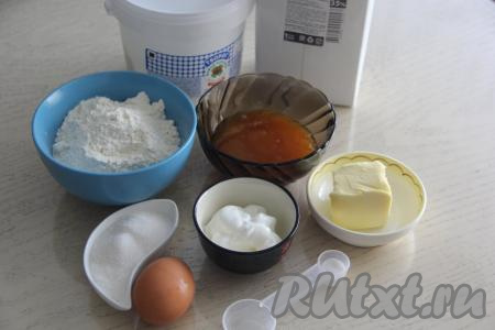 Подготовить продукты для приготовления медового рулета. Мёд должен быть достаточно жидким, если же у вас мёд засахарился, растопите его (например, на водяной бане).