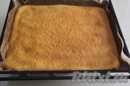 Выпекать медовый корж минут 7 в духовке, предварительно разогретой до 200 градусов. Корж слегка зарумянится, проверьте его готовность, проколов тесто сухой зубочисткой (если корж готов, зубочистка останется по-прежнему сухой).