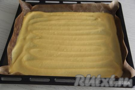 Тефлоновым ковриком (или пергаментом) застелить противень размером 30 см х 30 см, выложить тесто. Разровнять тесто ложкой (или силиконовой лопаткой) по поверхности противня.&nbsp;