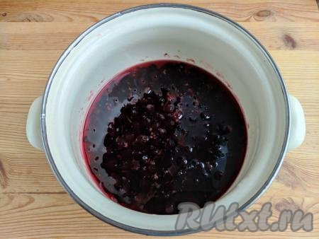 Ягоды пропитываются сахарным сиропом и опускаются на дно. В последний раз поставить на умеренный огонь кастрюлю с вареньем, довести до кипения и снять с огня. Варенье из йошты готово.