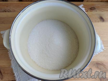 Сахар высыпать в кастрюлю, в которой будете готовить варенье.
