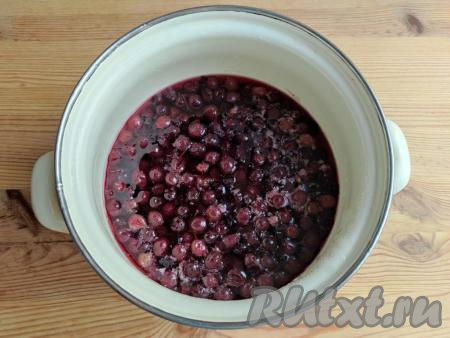 По прошествии времени поставить кастрюлю с вареньем на огонь, довести на среднем огне до кипения, снять пенку, а затем варить на медленном огне, периодически помешивая, в течение 2 минут. Снять с огня и остудить полностью варенье из йошты,&nbsp; прикрыв крышкой.