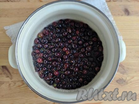 Кастрюлю с полностью остывшим вареньем поставить на средний огонь, а когда оно закипит, проварить 4 минуты на небольшом огне, изредка перемешивая. При таком способе варки пенка больше не образовывается. Снять с огня и оставить на 5 часов.