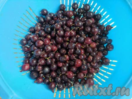 Йошту перебрать, удалить веточки, остатки листьев и порченые ягоды. Переложить 400 грамм перебранных ягод в дуршлаг, промыть и оставить немного обсохнуть.