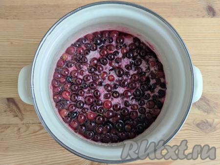 В кипящий сироп выложить ягоды йошты, довести содержимое кастрюли до кипения, сразу убрать с огня, накрыть крышкой и оставить на 12 часов.