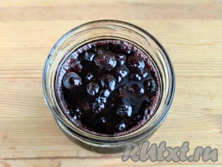 Перелить горячее варенье в банку, герметично закрыть крышкой, перевернуть и оставить до полного остывания под тёплым одеялом.