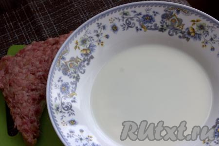 Затем каждый кусочек хлеба, покрытый фаршем, окунуть со стороны хлеба в молоко и разместить на противне, застеленном пергаментной бумагой.