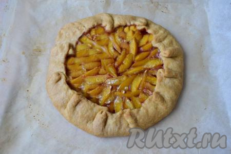 Готовую постную галету со сливами извлеките из духовки и остудите до тёплого состояния.