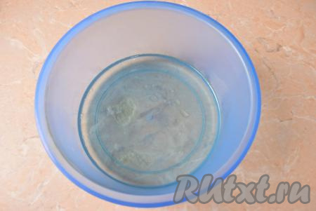 Для приготовления галетного теста соедините в достаточно глубокой миске растительное масло и очень горячую воду, перемешайте.