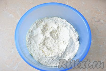 Муку просейте через сито, чтобы наполнить её кислородом. В смесь масла и горячей воды всыпьте муку, добавьте по щепотке соли и соды, перемешайте вначале ложкой, а затем продолжайте замешивать руками. 