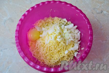 Сюда же вбейте яйцо и добавьте луковицу, очищенную и нарезанную на мелкие кубики, тщательно перемешайте ложкой.