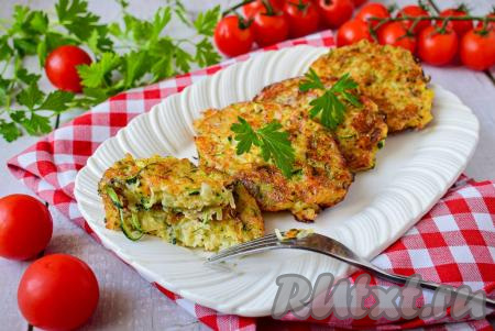 Вкусные, сочные, достаточно сытные кабачковые оладьи, приготовленные с манкой и сыром, подаём к столу горяченькими, дополнив сметаной или любимым соусом.