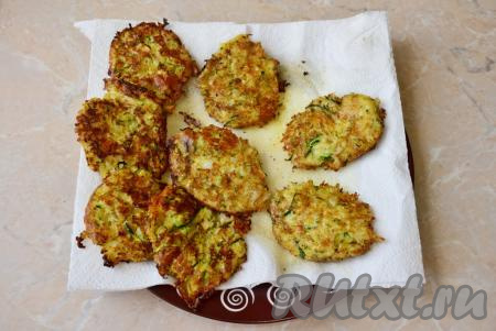 Готовые кабачковые оладьи перекладывайте со сковороды на бумажную салфетку, чтобы удалить лишнее масло.