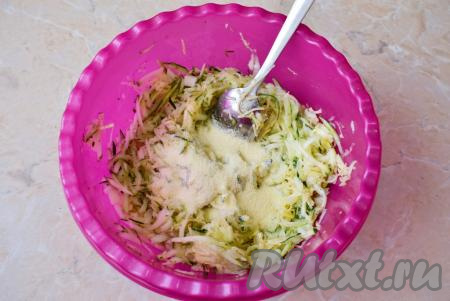 К получившейся сырно-кабачковой массе всыпьте 3 столовые ложки манки, перемешайте. Манка сделает кабачковое тесто немного гуще. Затем манку добавляйте постепенно, тщательно перемешивая и ориентируясь на консистенцию теста для кабачковых оладий. Тесто должно получиться вязким, густым, по вкусу добавьте соль, специи, очень хорошо перемешайте. Если располагаете временем, оставьте тесто минут на 10, чтобы манка немного набухла, если же времени нет, тогда можно и сразу приступать к жарке оладий.