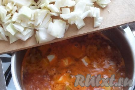 Капусту нарежьте на небольшие кубики. Если вы варите чехословацкий суп с осенними или зимними сортами капусты, тогда обдайте нарезанную капусту кипятком, чтобы она стала мягче. Если же готовите с молодой (ранней) капустой, обдавать кипятком её не нужно. Капусту выложите в суп следом за луком и перцем, доведите до кипения, а затем варите на умеренном огне в течение 15 минут.