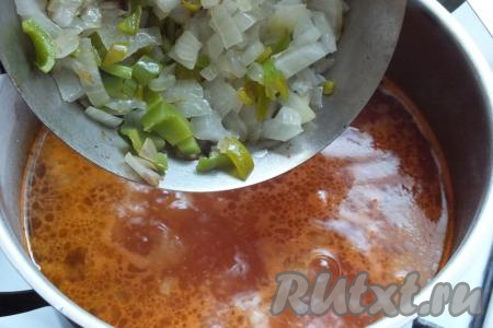 По истечении времени добавьте обжаренные лук и перец.