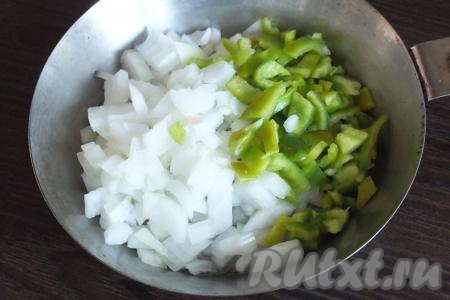 Лук очистите, из болгарского перца удалите семена и плодоножку. Пока обжариваются фарш и картофель, на сковороде с добавлением растительного масла обжарьте, помешивая, нарезанные на мелкие кубики лук и болгарский перец в течение 4-5 минут (до прозрачности лука).