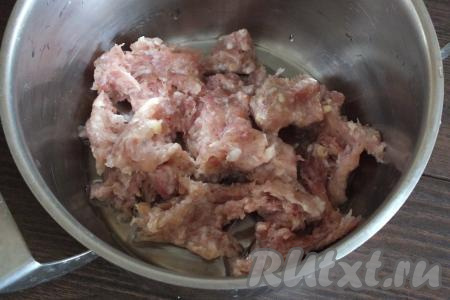 Для приготовления этого супа понадобится&nbsp;кастрюля с толстым дном. Разогрейте в кастрюле 2 столовые ложки растительного масла, выложите фарш и обжаривайте до побеления на среднем огне, периодически помешивая и разбивая комочки мяса (на это потребуется минут 10).