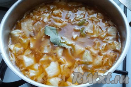 В конце варки добавьте лавровый лист, посолите, прикройте крышкой и подержите на огне ещё 5 минут. После лавровый лист уберите.

