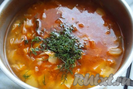 Добавьте нарезанную зелень, выключите огонь. Прикройте крышкой и дайте настояться в течение минут 15.