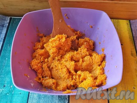 Морковная масса получится густой, по консистенции будет напоминать фарш для традиционных мясных котлет.