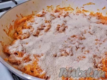 Снять морковную массу с огня, равномерно посыпать манкой, аккуратно, чтобы не образовалось комочков, перемешать и оставить остывать.