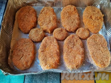 Противень (или в форму для запекания) застелить пергаментом. Смазать бумагу растительным маслом, а затем выложить морковные котлеты. Я выложила в форму для запекания размером 21 см х 27 см. Запекать морковные котлеты с манкой в разогретой до 200 градусов духовке 30 минут.