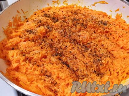 Выложить морковную массу в сковороду, залить молоком, посолить, добавить любимые специи (у меня специи для мяса) и поставить тушиться на минимальный огонь под закрытой крышкой на 15 минут, периодически помешивая. За это время морковка пустит сок и станет мягкой.