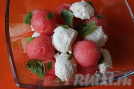 При помощи порцевателя или просто ножом нарежьте мякоть арбуза и фету на кусочки, с базилика оборвите листочки. Можно всё сложить в общий салатник или приготовить блюдо порционно.