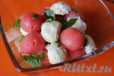 Заправьте салат с фетой и арбузом, просто полив заправкой ингредиенты без перемешивания.