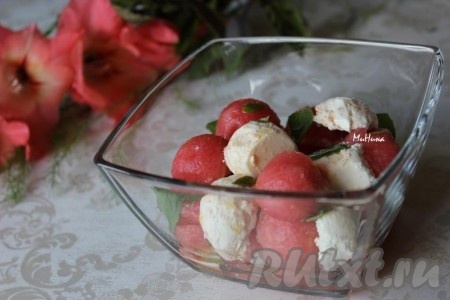 Оригинальный, лёгкий и полный свежести салат готов.