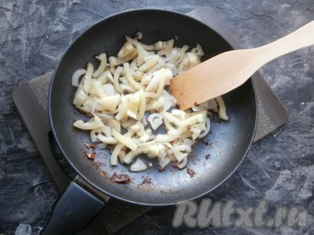 Лук очистить, из болгарского перца удалить семенную коробочку с семенами. В ту же сковороду, где жарили мясо, влить оставшееся растительное масло, выложить нарезанный произвольными кусочками лук и нарезанный соломкой (не слишком тонко) болгарский перец.