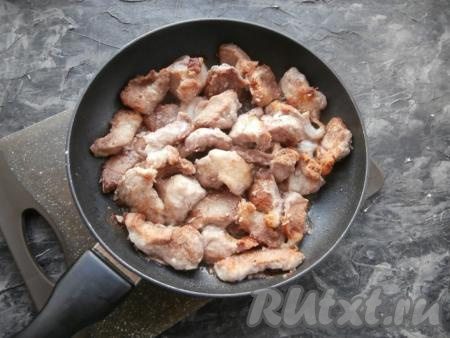 Обжарить свинину до румяной корочки на среднем огне с двух сторон.