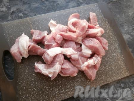 Мякоть свинины нарезать средними брусочками.