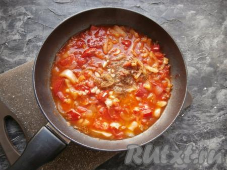 В сковороду влить горячую воду, добавить соль,&nbsp;специи для мяса, томатный соус, измельчённый чеснок, перемешать, дать получившемуся соусу закипеть, а затем потомить его на небольшом огне около 5 минут.