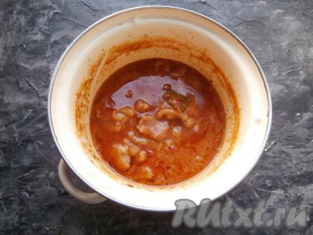  Вылить содержимое сковороды в кастрюлю с мясом, снова дать закипеть. А затем тушить свинину в соусе на небольшом огне минут 30-35. За 10 минут до готовности добавить в кастрюлю лавровый лист.