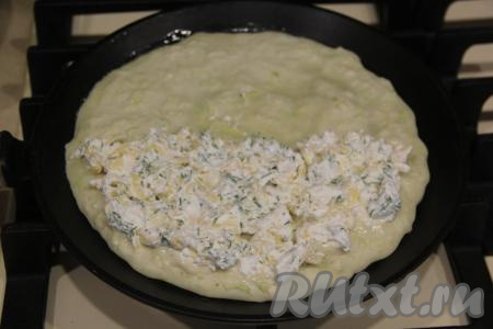 Огонь выставить средний, сразу выложить на одну половину кабачкового блина часть творожно-сырной начинки (как на фото).