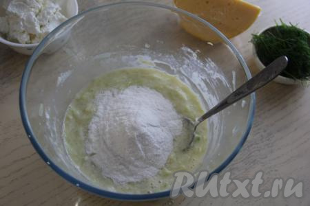 К кабачково-яичной массе влить молоко, перемешать, частями всыпать муку, каждый раз хорошо перемешивая.