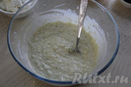 Кабачковое тесто для приготовления тортильи должно получиться не густым, но и жидким оно быть не должно.