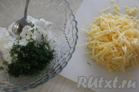 Для приготовления начинки для тортилья соединить творог, мелко нарезанную зелень, натёртый сыр и соль.