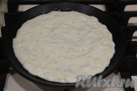 Сковороду разогреть и влить немного растительного масла. Выложить несколько столовых ложек кабачкового теста, равномерно распределить по дну сковороды. Я готовила 4 тортильи, поэтому тесто разделила на 4, примерно, равные части.