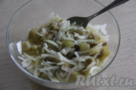 Перемешать салат из маринованного лука и баклажанов, поставить в холодильник минимум на 3 часа.
