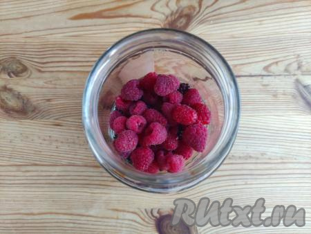 Если малина чистая, собранная со своего огорода, то её не моют. При необходимости, можно поместить малину в дуршлаг, опустить в кастрюлю с холодной водой и промыть.&nbsp;Выложить малину в банку поверх ежевики.