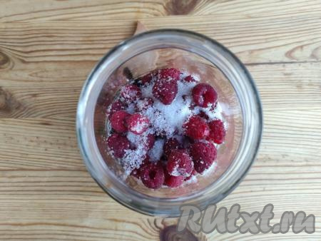 В банку с малиной и ежевикой всыпать сахар.