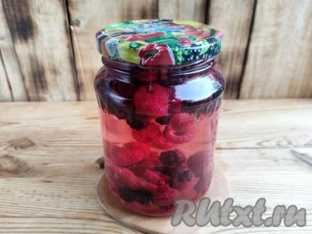 Влить в банку с ягодами кипящую воду, заполняя баночку до края горлышка, прикрыть крышкой и оставить на 20 минут.