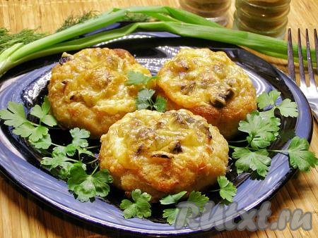 Гнёзда из фарша с грибами и сыром в духовке
