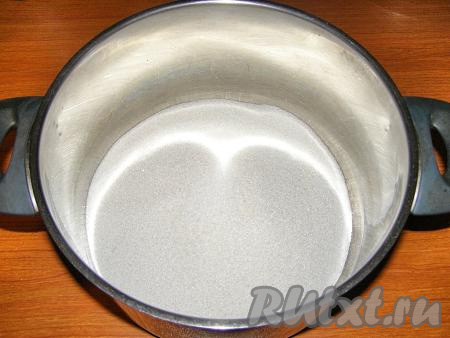 В кастрюлю насыпаем сахар. Если у вас сладкие яблоки, то сахара можно добавить, примерно, на 50 грамм меньше, но можно добавить столько, сколько указано в рецепте (300 грамм).